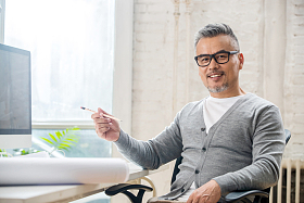 资深设计师办公肖像照片