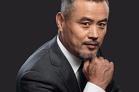 手托下巴的商务中老年男士图片