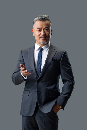 自信的商务中老年男士照片