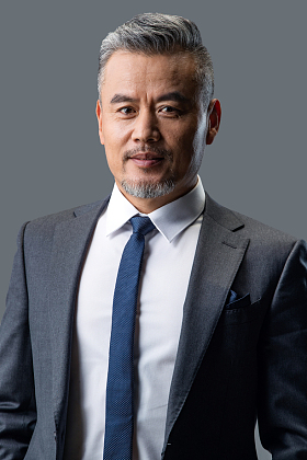 自信的商务男士肖像图片