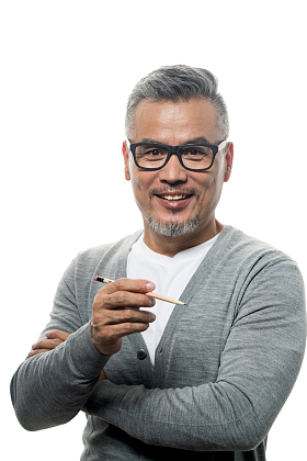 拿着铅笔的资深设计师肖像