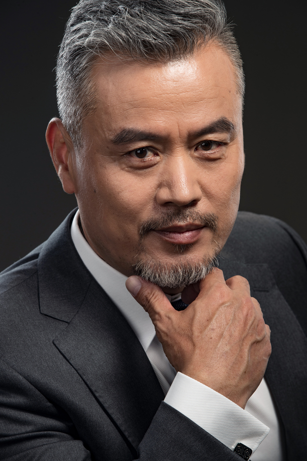 用手指触摸胡子的商务中老年男士 用手指触摸胡子的商务中老年男士