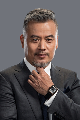 用手指触摸下巴的商务中老年男士