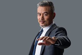 自信的商务中老年男士