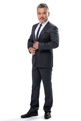 系扣子的中老年商务男士肖像图片