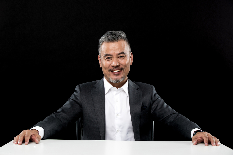 自信的商务中老年男士坐在椅子上 自信的商务中老年男士坐在椅子上