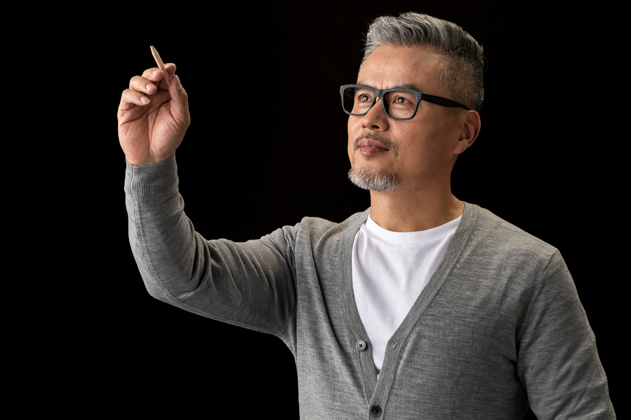 资深设计师拿着铅笔 资深设计师拿着铅笔