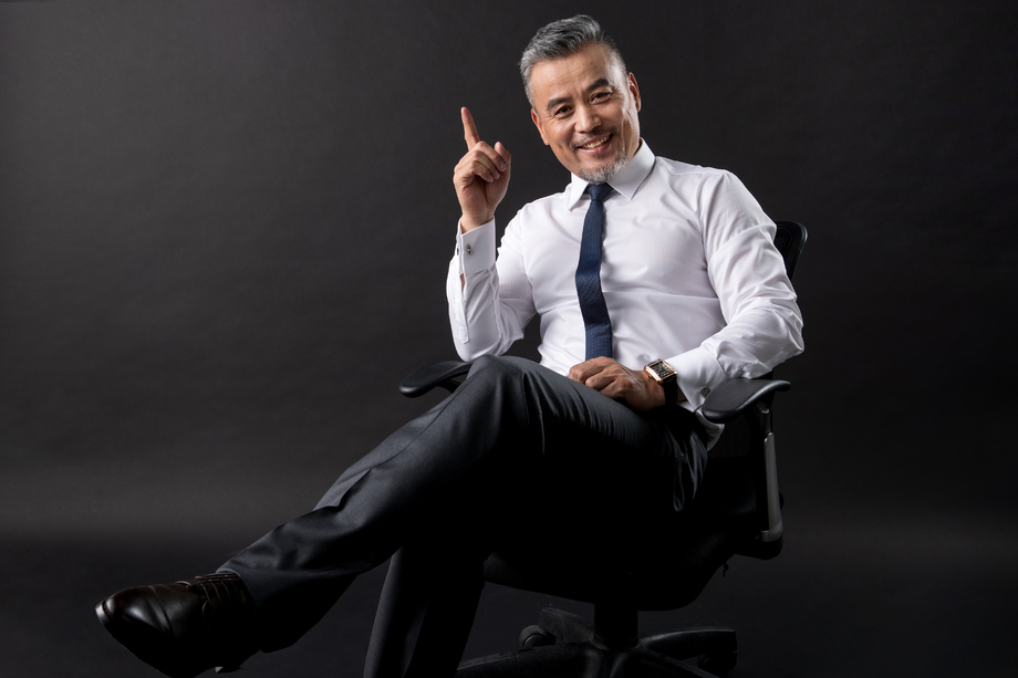 坐在椅子上突发灵感的中老年商务男子 坐在椅子上突发灵感的中老年商务男子