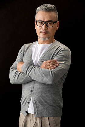 拿着铅笔的资深设计师肖像照片