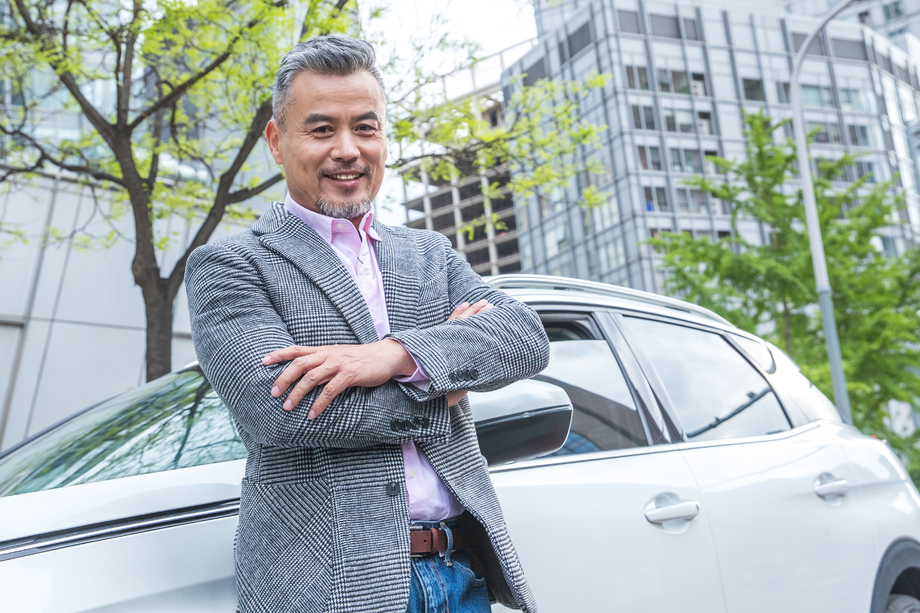 靠在汽车上商务中老年男士 靠在汽车上商务中老年男士