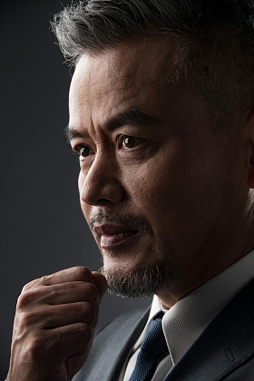 握拳思考的商务中老年男士图片