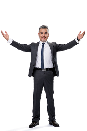 自信的商务中老年男士张开手