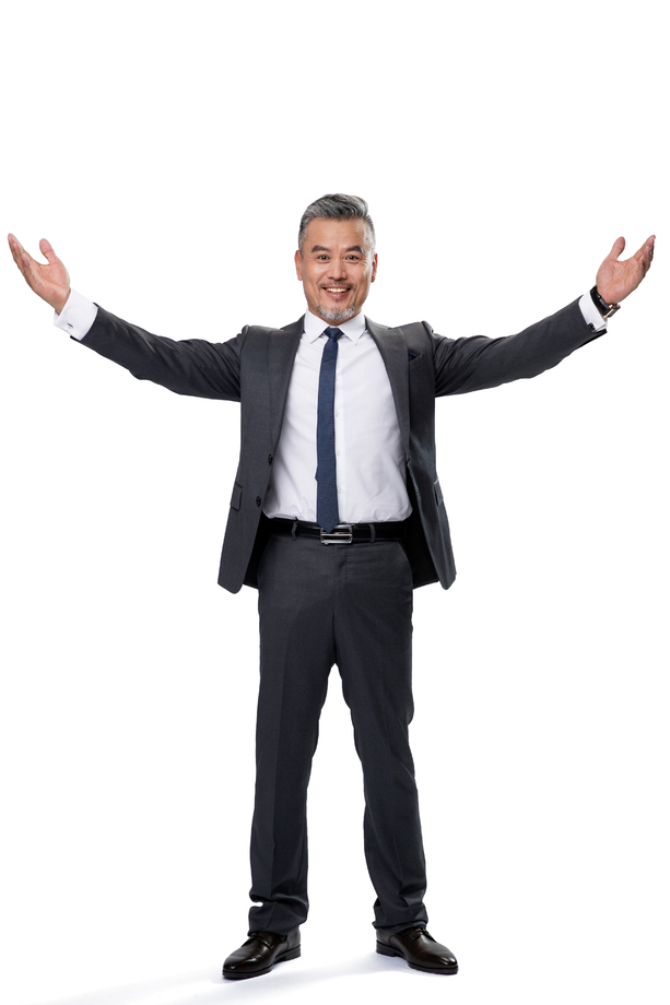 自信的商务中老年男士张开手