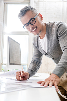 画图纸的资深设计师肖像图片