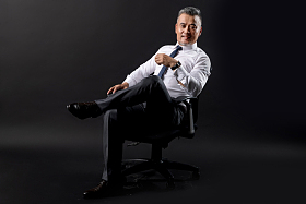 坐在椅子上的中老年商务男士