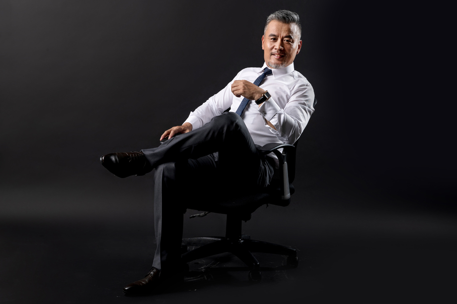坐在椅子上的中老年商务男士