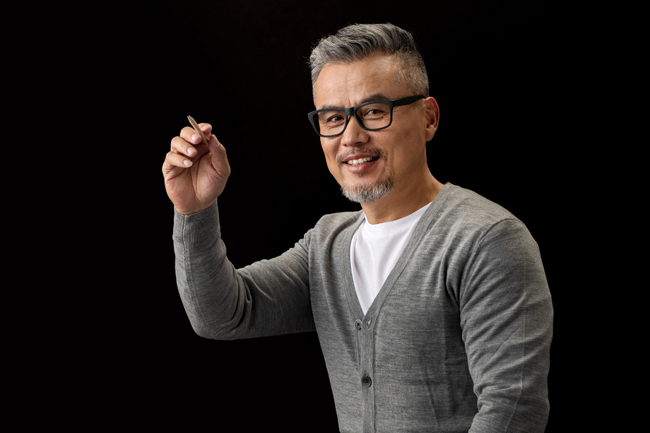 资深设计师拿着铅笔图片