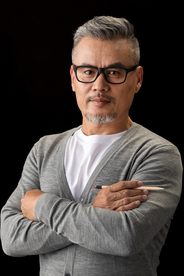 拿着铅笔的资深设计师肖像图片 拿着铅笔的资深设计师肖像图片