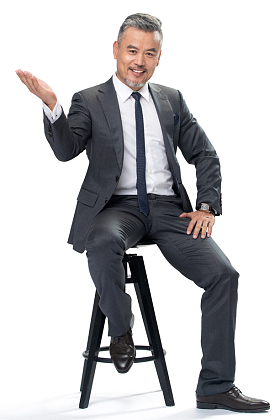 自信的商务中老年男士坐在椅子上