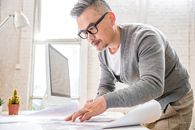 画图纸的资深设计师图片