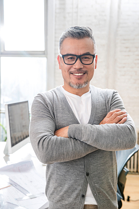 办公室里的中老年男士肖像