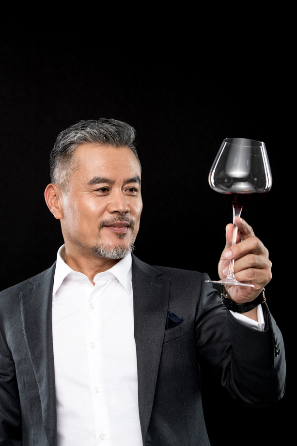 拿着红酒杯的商务中老年男士图片 拿着红酒杯的商务中老年男士图片