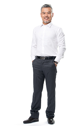 双手插兜的商务中老年男士照片