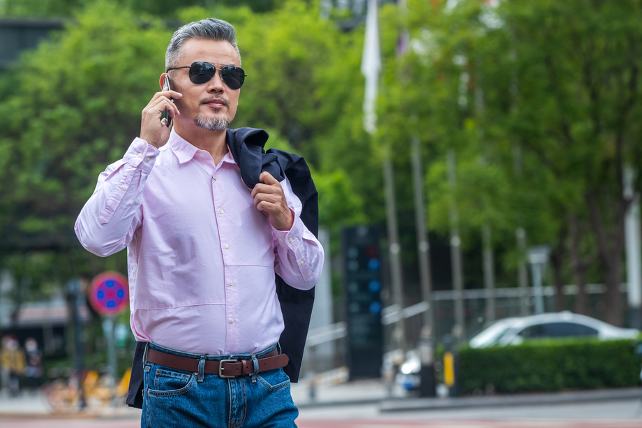 户外打电话的商务中老年男子图片 户外打电话的商务中老年男子图片