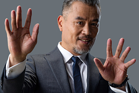 伸手的商务男士