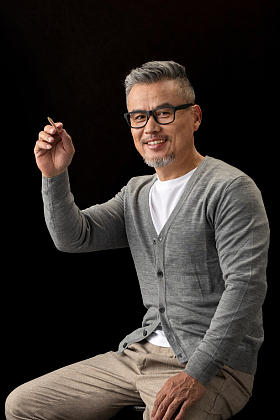 坐在椅子上的资深设计师拿着铅笔