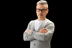 拿着铅笔的资深设计师肖像