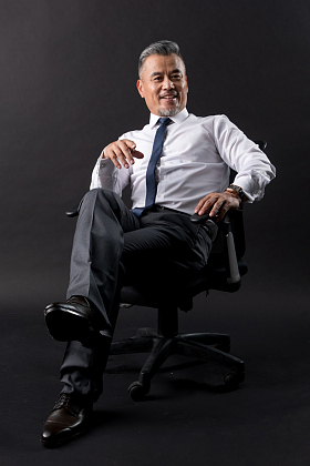 坐在椅子上的中老年商务男士