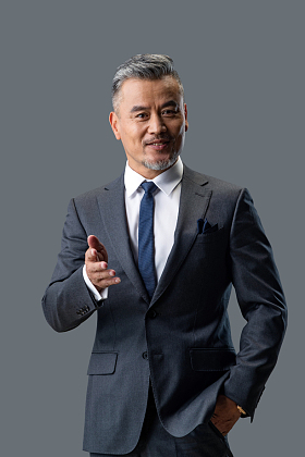 自信的商务中老年男士照片