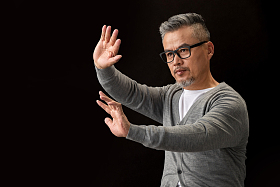 严肃的中老年男士