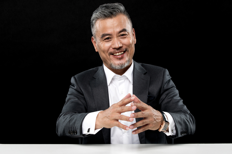 自信的商务中老年男士坐在椅子上 自信的商务中老年男士坐在椅子上