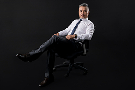 坐在椅子上的中老年商务男士