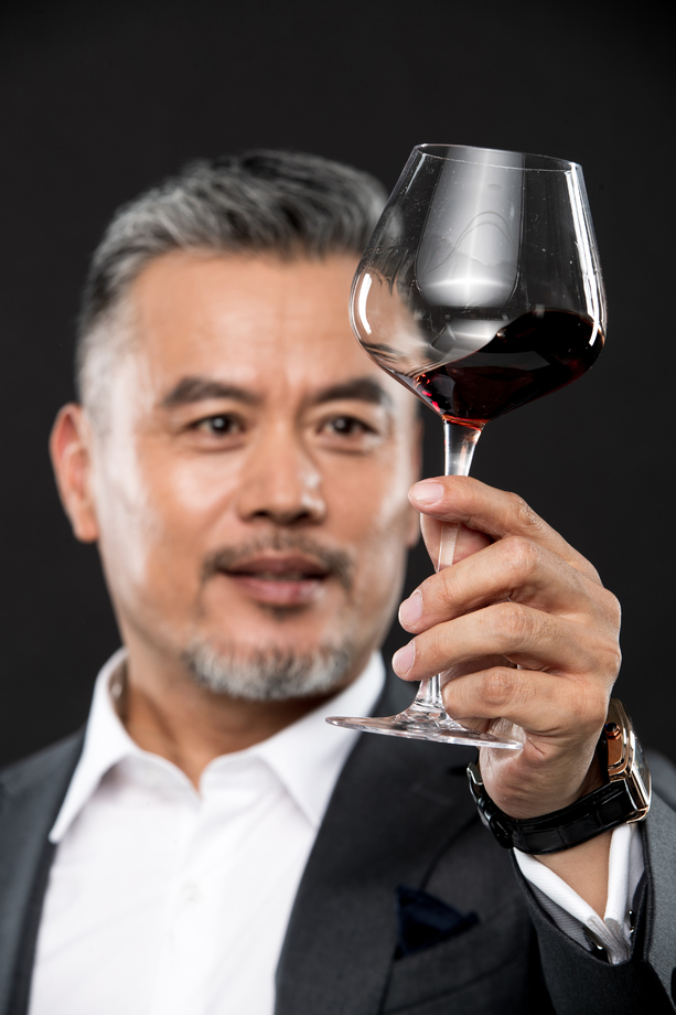 拿着红酒杯的商务中老年男士照片