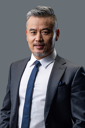 自信的商务男士肖像