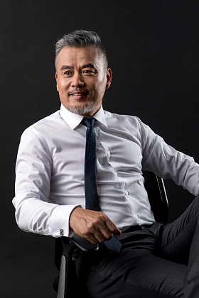 坐在椅子上放松的中老年商务男子