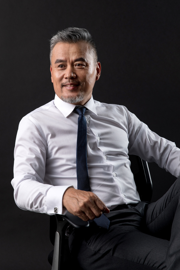 坐在椅子上放松的中老年商务男子 坐在椅子上放松的中老年商务男子