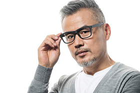 扶着眼镜的中老年男士肖像图片