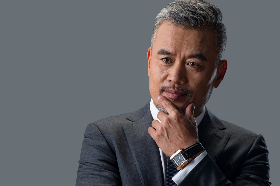 用手指触摸下巴思考的商务中老年男士 用手指触摸下巴思考的商务中老年男士