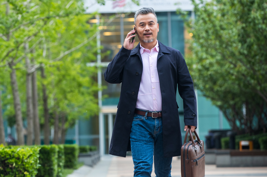 拎着公文包打电话的商务中老年男子 拎着公文包打电话的商务中老年男子