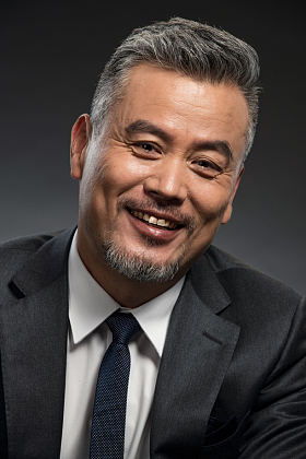 自信的商务男士肖像