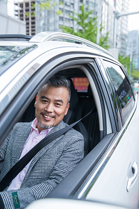 坐在汽车里的商务中老年男士