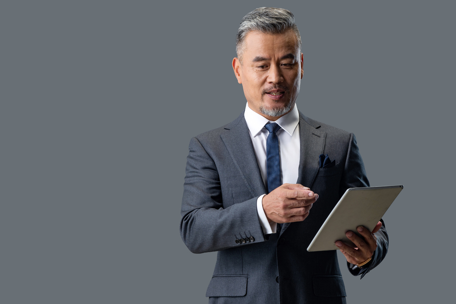 拿着平板电脑自信的商务男士图片 拿着平板电脑自信的商务男士图片