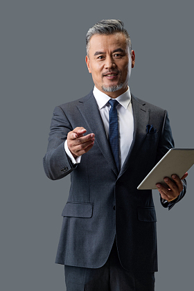 商务中老年男士拿着平板电脑