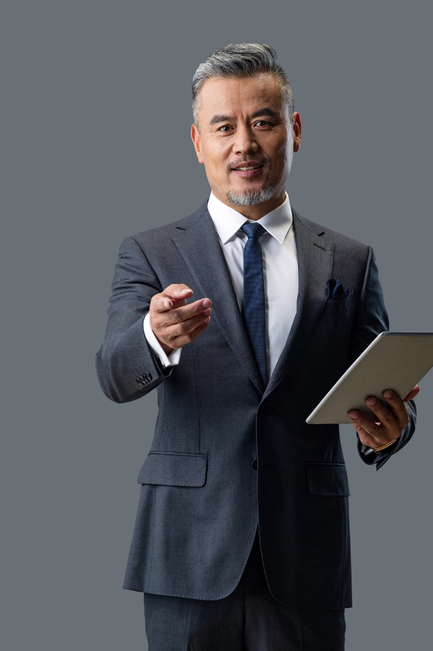 商务中老年男士拿着平板电脑