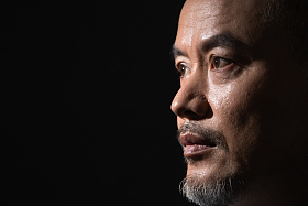 严肃的商务中老年男士特写