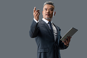 拿着平板电脑自信的商务男士